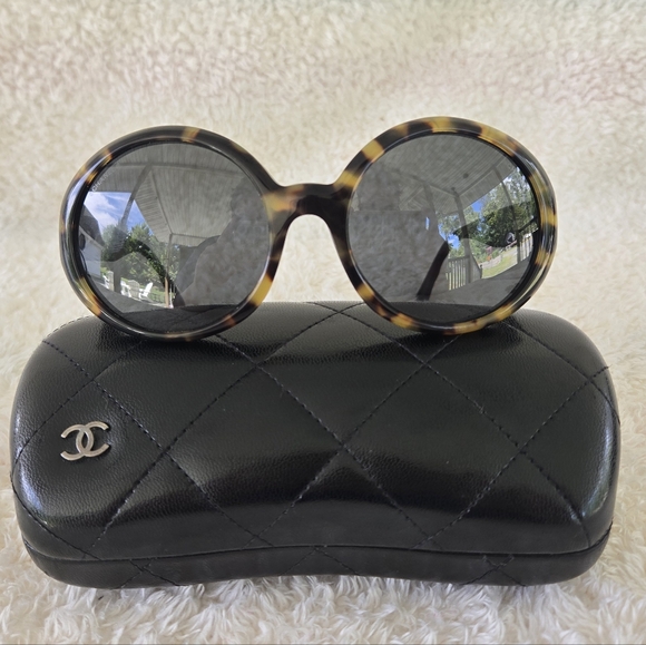 Vintage CHANEL Round Tortoise Sunglasses with Black Leather Case - Picture 1 of 9